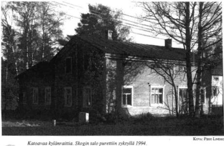 Katoavaa kylänraittia. Skogin talo purettiin syksyllä 1994
