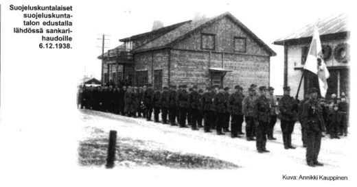 Suojeluskuntalaiset suojeluskuntatalon edustalla lähdössä sankarihaudoille 06.12.1938.